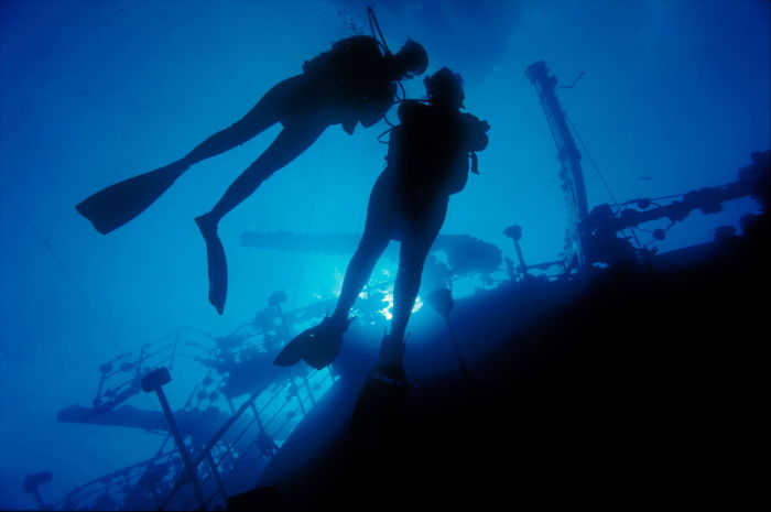 two scuba diving beginners completing their advanced open water diver certification