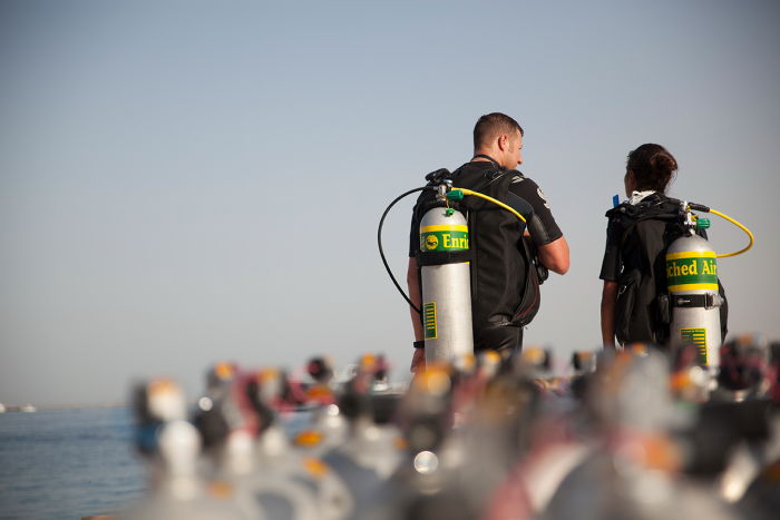 two scuba diving beginners completing their enriched air diver certification