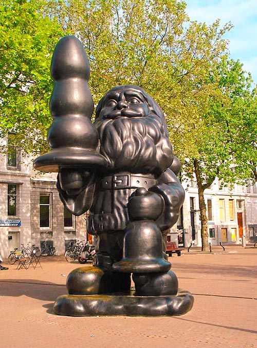 statue of santa claus or buttplug gnome by artist paul mccarthy