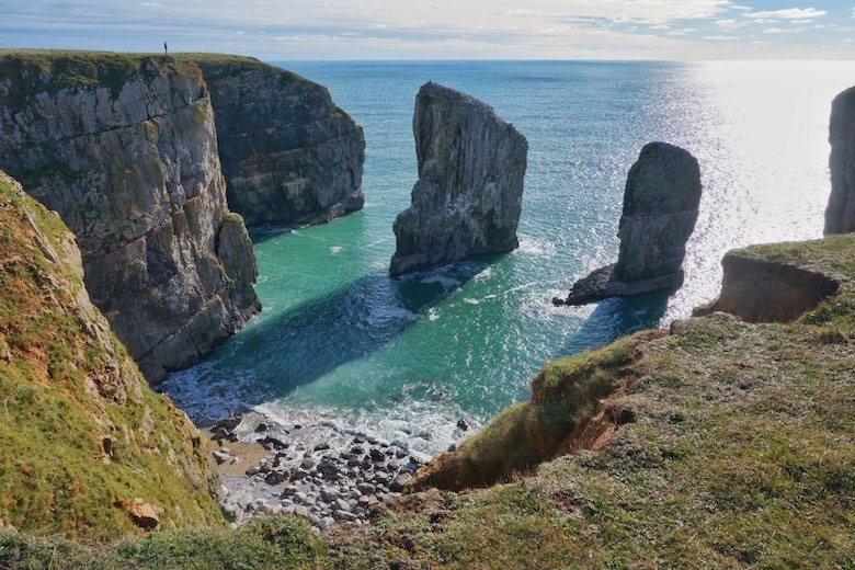 travel to see the beautiful coastlines in the UK with the cheapest car rental in europe