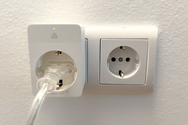 the kasa amazon alexa smart plug inserted in a electrical power point in germany can lower electricity costs