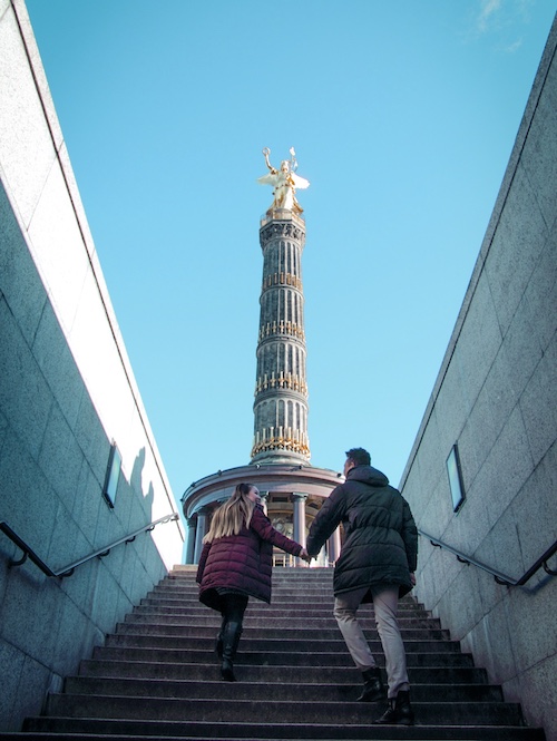 travel bloggers in berlin at victory column in tiergarten