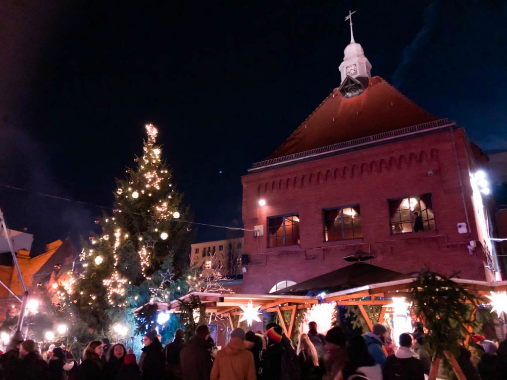 lucia christmas market at kulturbrauerei in prenzlauer berg berlin with a huge christmas tree and lights