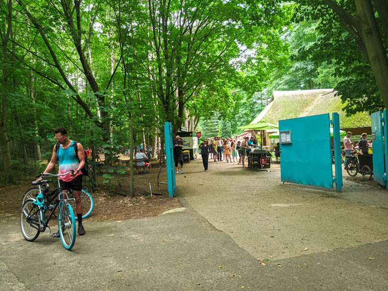 entrance to waldbad liepnitzsee with kiosks and restaurants to buy food and drink