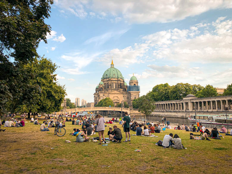 enjoying the parks during berlin summer with picnics and bicycle rides