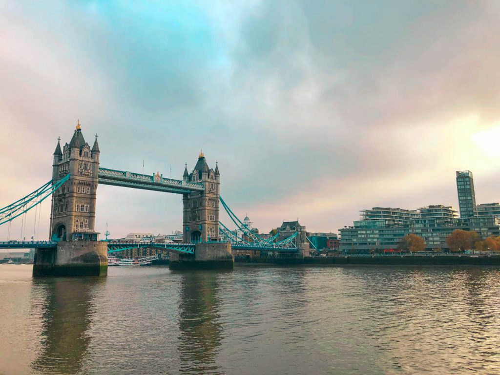 expats looking at tower bridge in london wondering whether it is better to live in berlin vs london