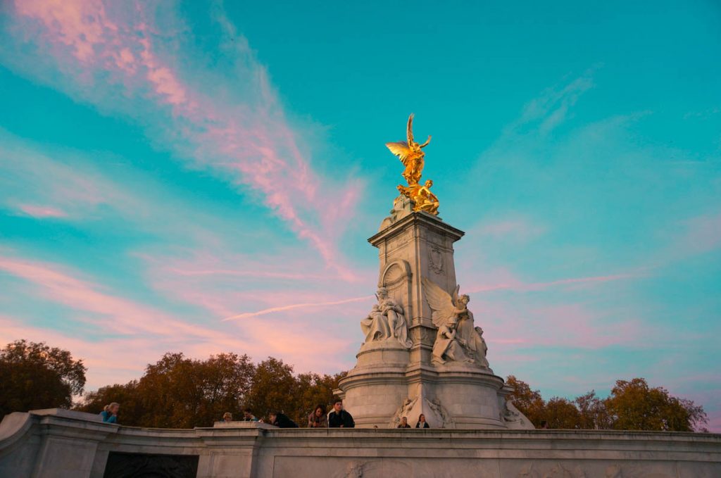 expats at victory memorial in london contemplating whether to move to berlin vs london 