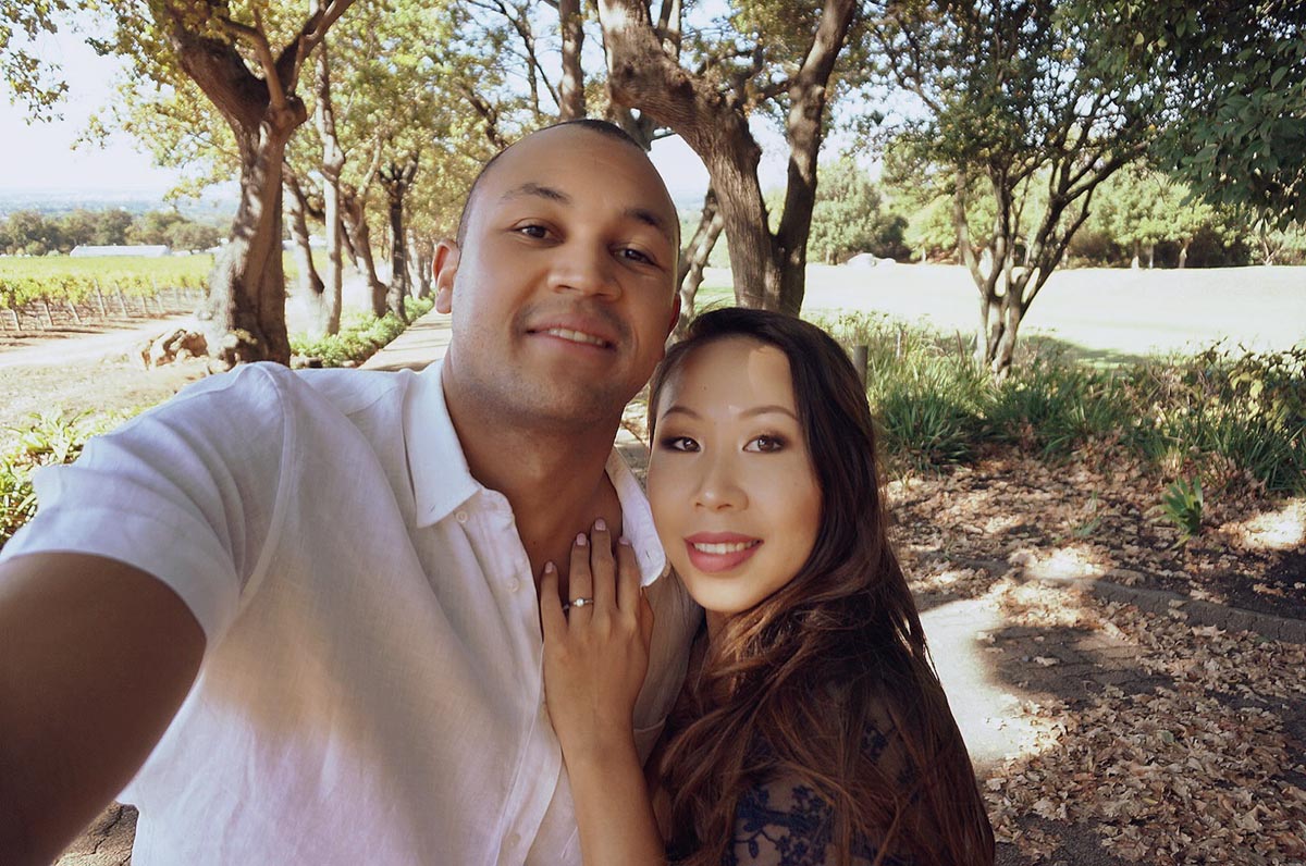 a couple taking a selfie whilst on a walking tour of cape town city centre