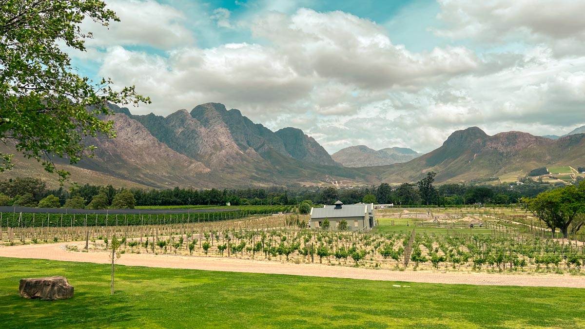 a holiday apartment to rent on jardin de la ferme wine farm in franschhoek surrounded by vineyards and mountains